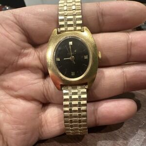 Working Vintage 1970s TIMEX Women's 30mm Black Face‎ Oval Mechanical Watch Gold